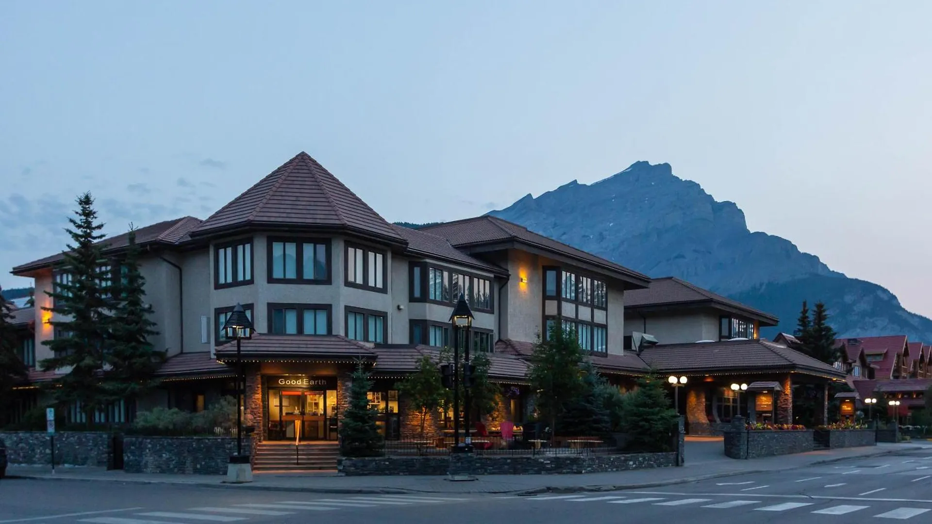Elk + Avenue Hotel Banff