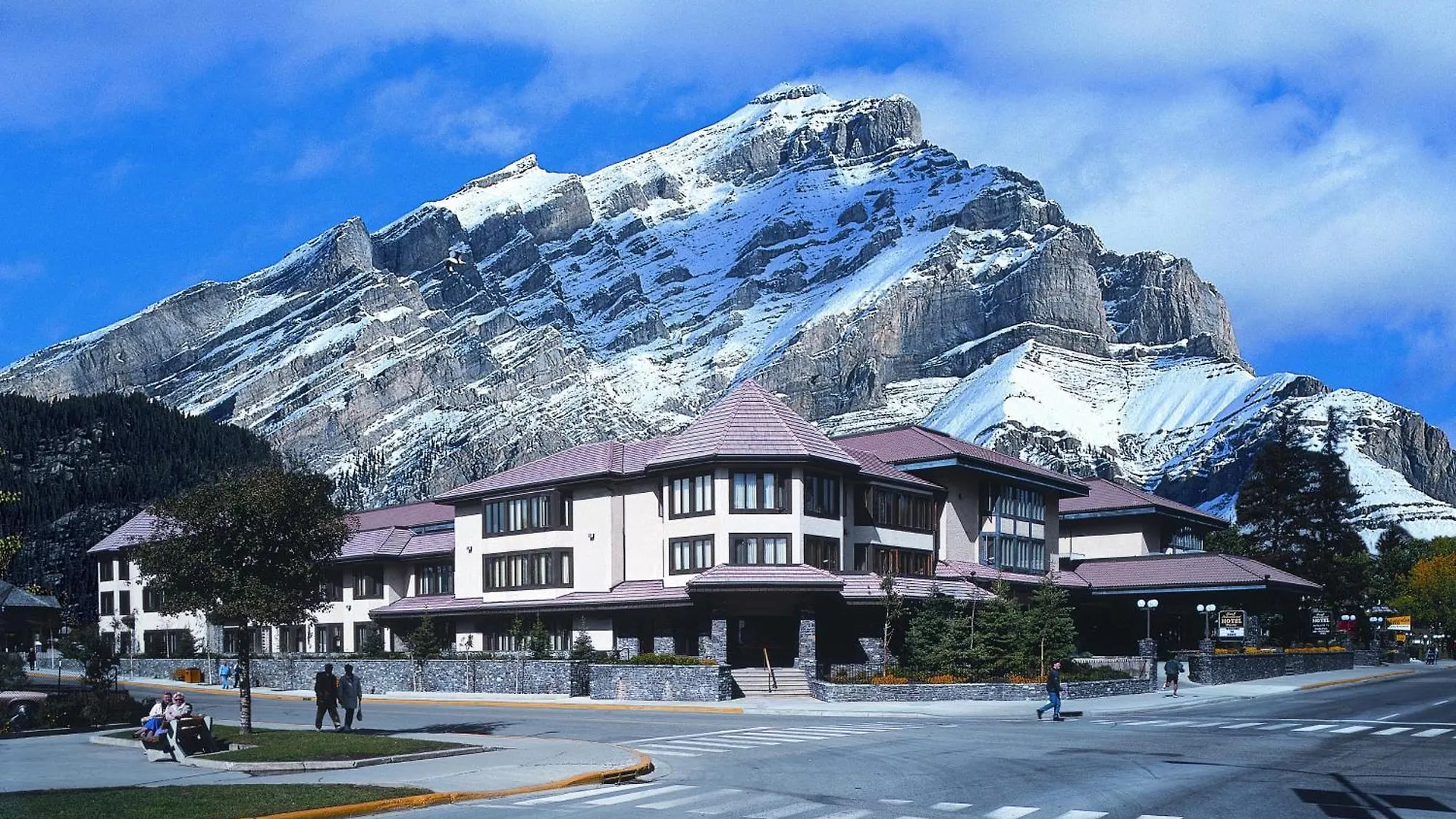 Elk + Avenue Hotel Banff
